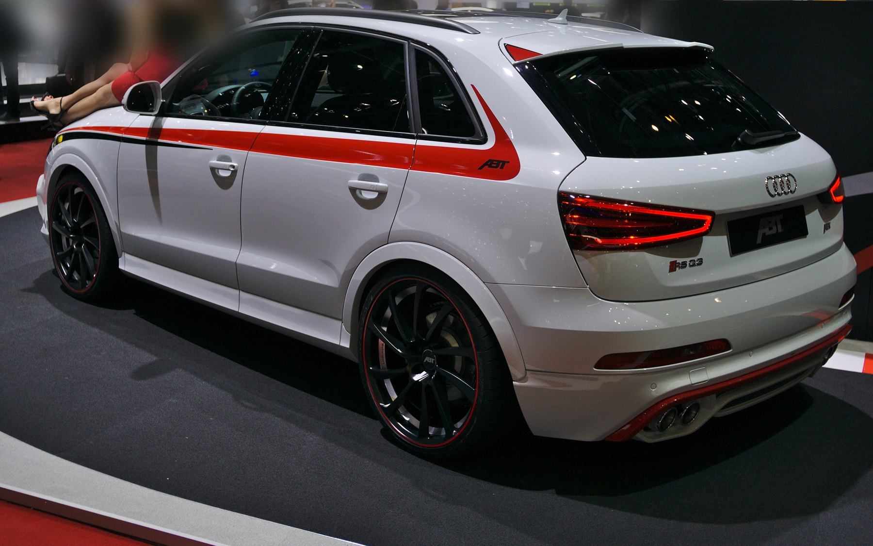 Audi RS Q3 8U с обвесом, полосами и 20-дюймовыми дисками ABT Sportsline, вид сзади сбоку