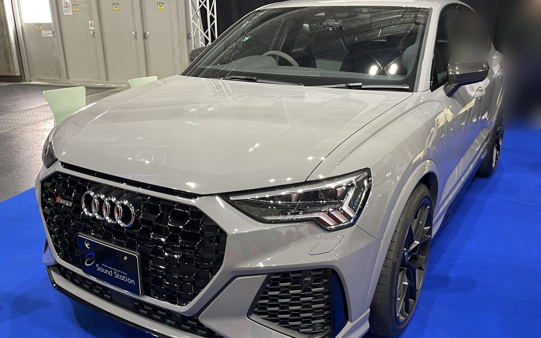 אאודי RS Q3 Sportback F3 אפורה בתערוכה, עם ספוילר קדמי שחור, כיסויי מראות מקרבון וחישוקים כהים מהשוק החופשי