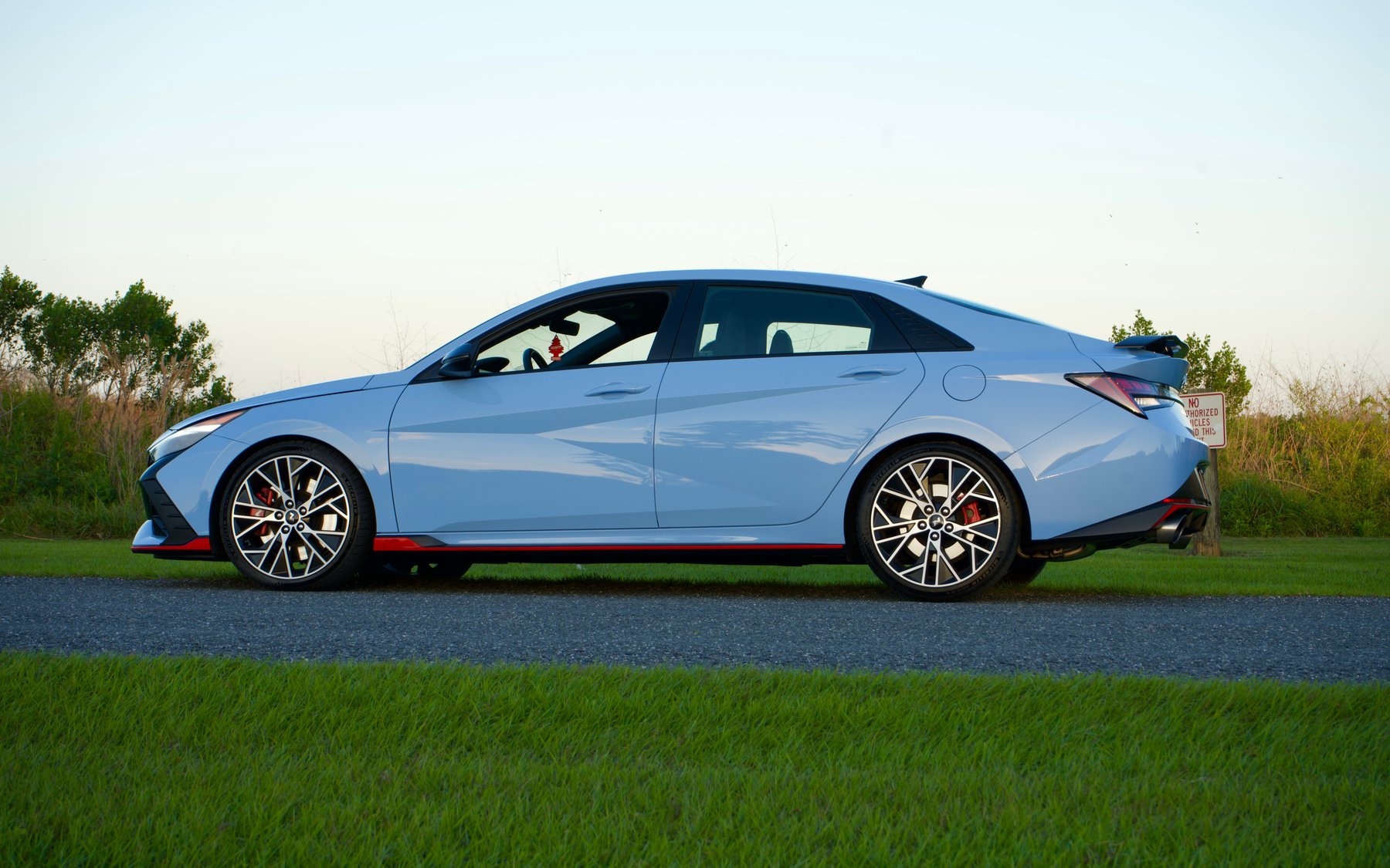 יונדאי אלנטרה N בכחול Performance Blue מהצד, עם קליפרים אדומים וכנף N